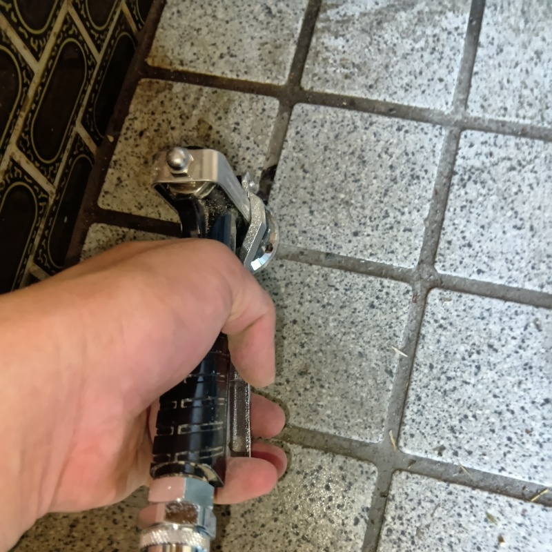 玄関床の目地からシロアリ駆除剤を注入