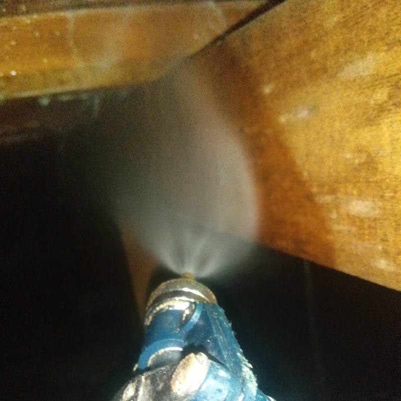 床下木材にシロアリ駆除剤を散布