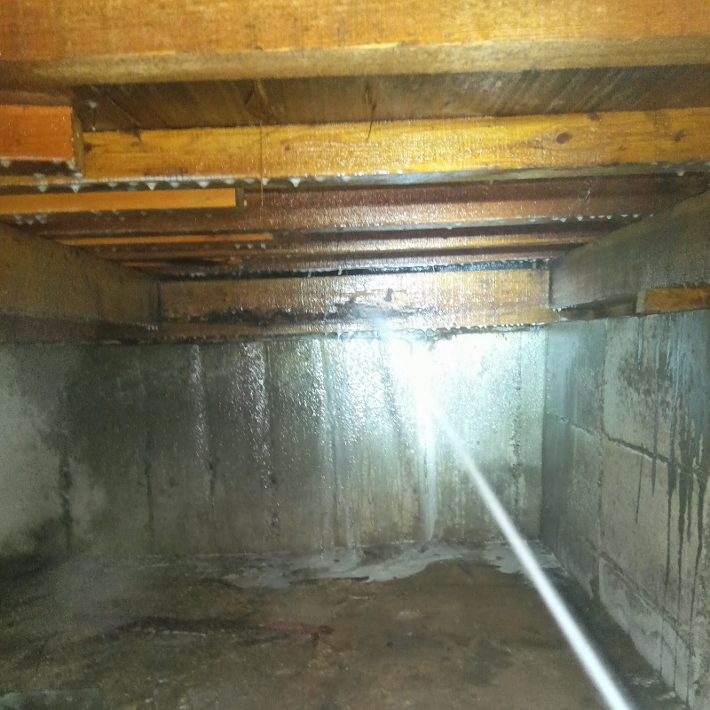 基礎にシロアリ駆除剤を散布