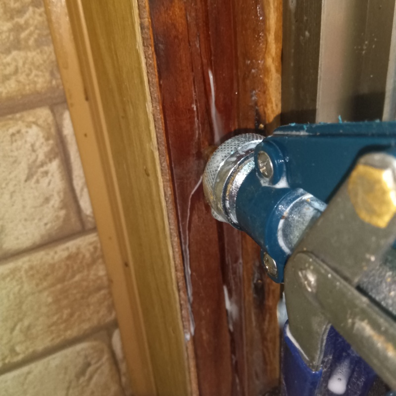 傷んだ木材に穴を開けてシロアリ駆除剤を注入