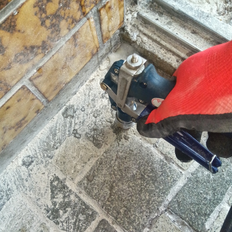 玄関床の目地からシロアリ駆除剤を注入