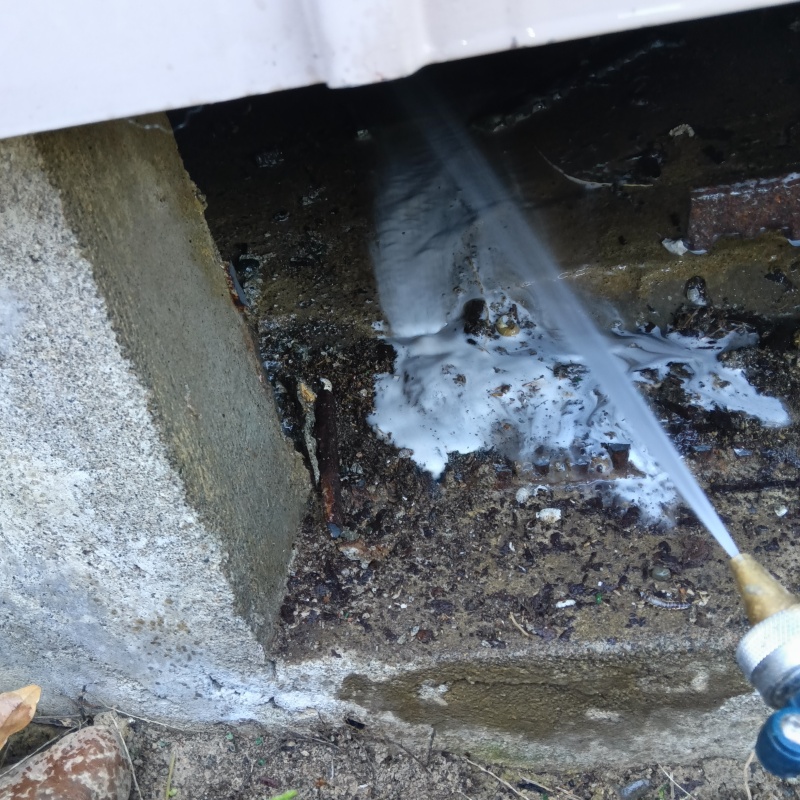 建物外周の土壌にシロアリ駆除剤を散布