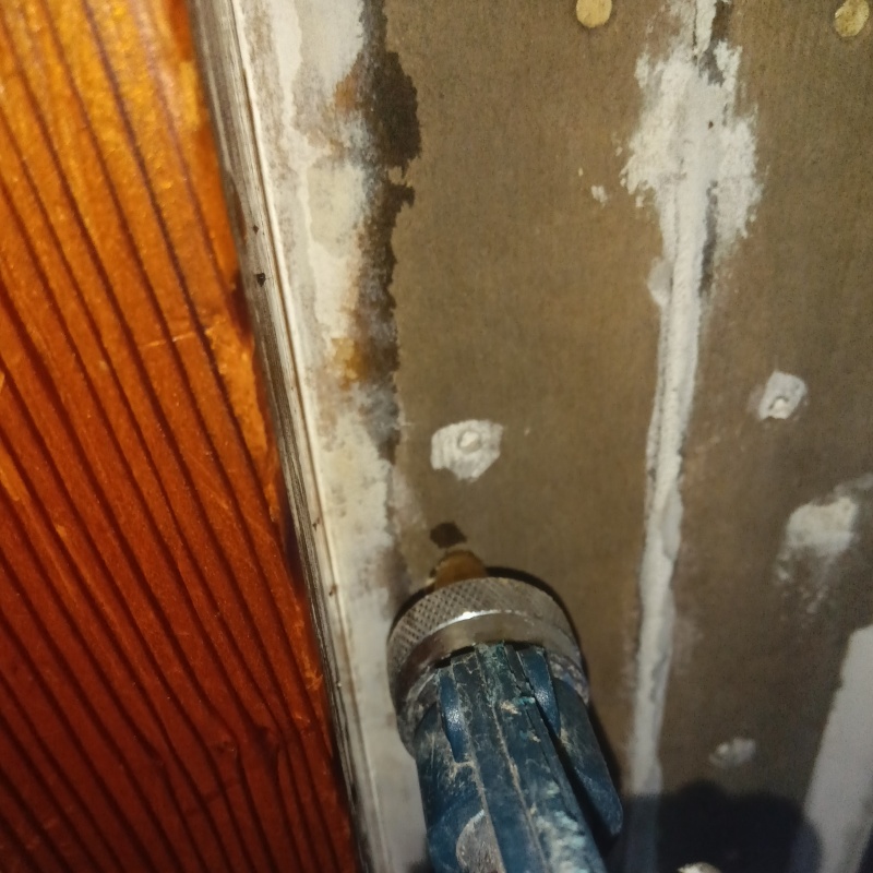 壁材に穴を開けてシロアリ駆除剤を注入