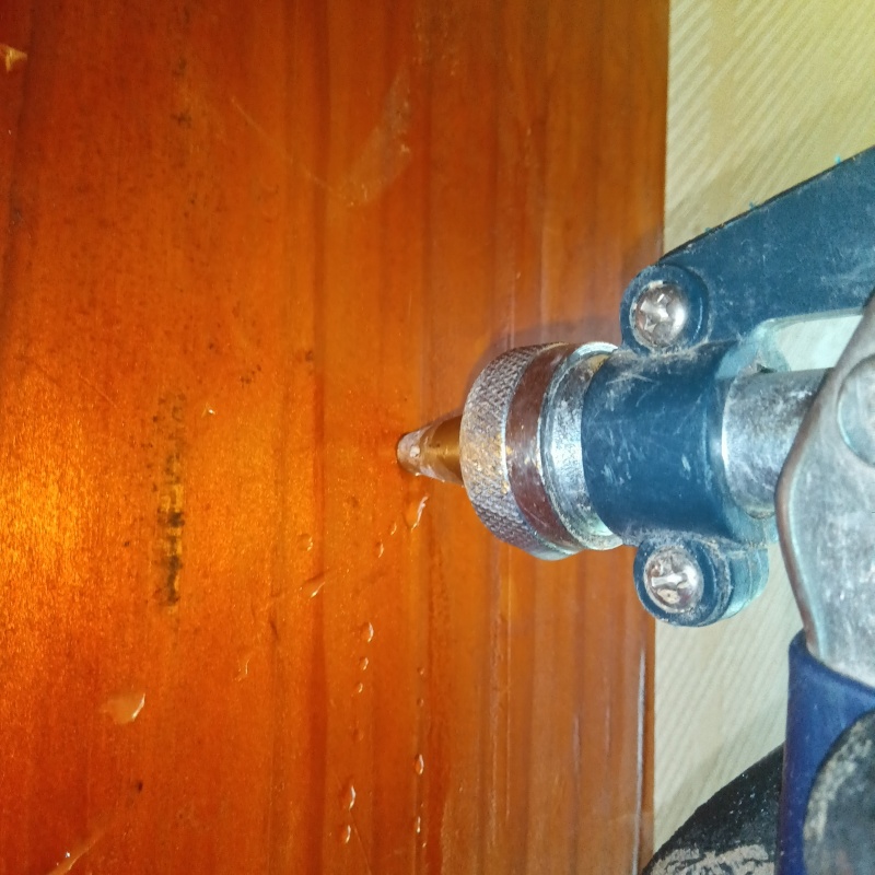 壁内部に直接シロアリ駆除剤を注入