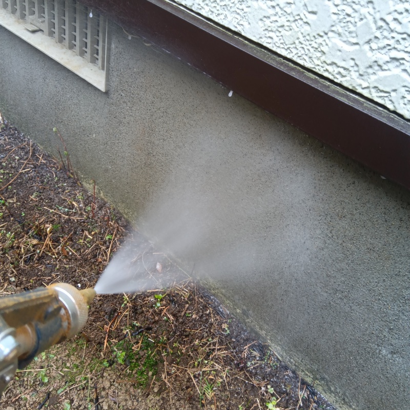 建物外周の土壌にシロアリ駆除剤を散布