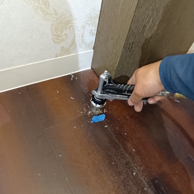 フローリングに穴を開けてシロアリ駆除剤を注入