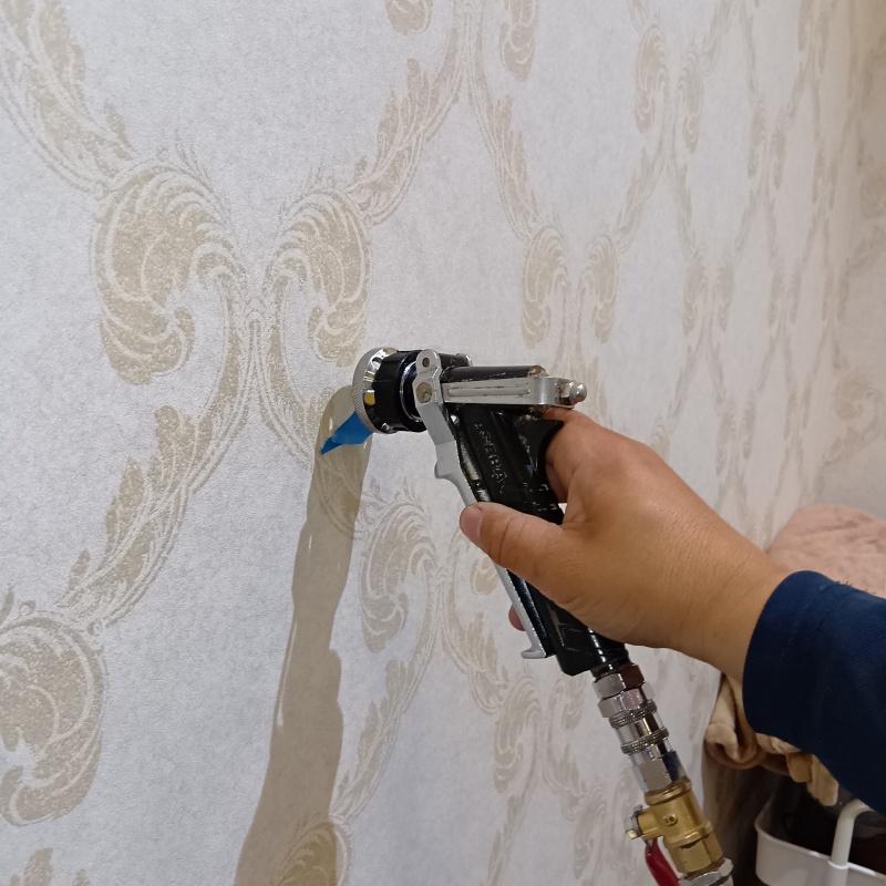 壁材に穴を開けてシロアリ駆除剤を注入