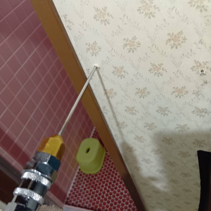 壁材に穴を開けてシロアリ駆除剤を注入
