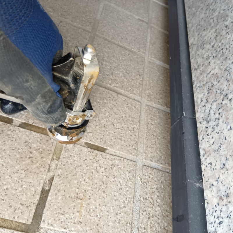 玄関床に穴を開けて防蟻剤を注入