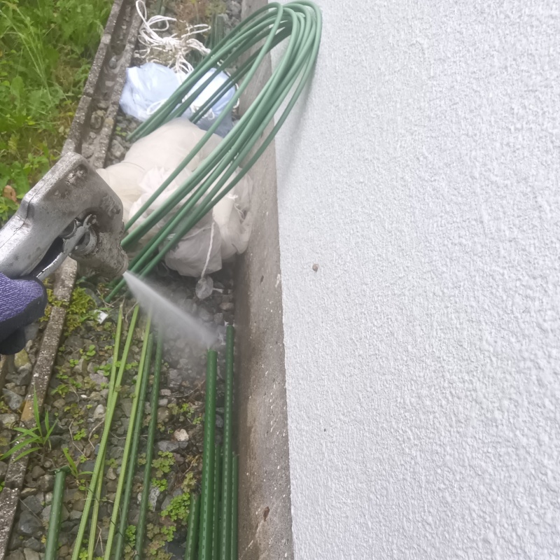 基礎まわりにシロアリ駆除剤を散布