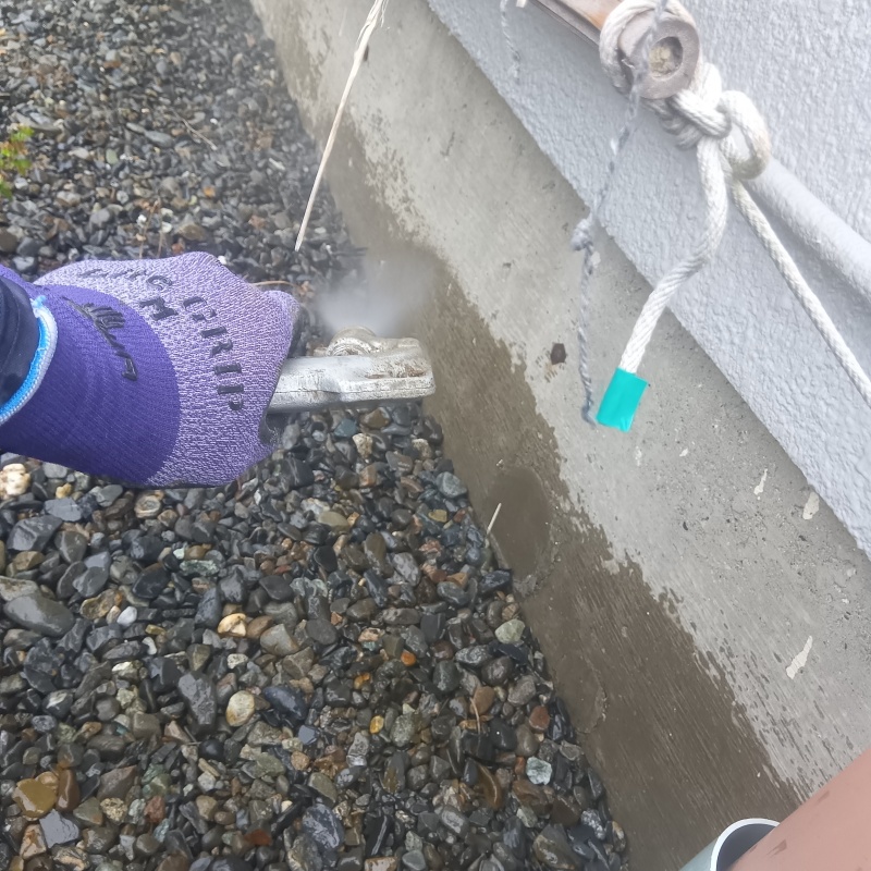 建物外周の土壌にシロアリ駆除剤を散布