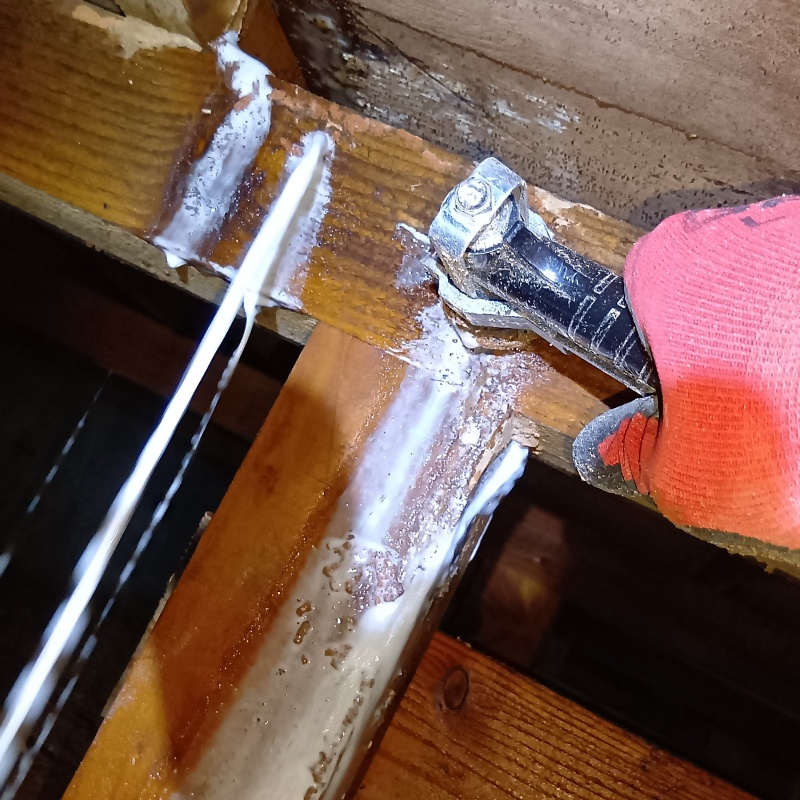 床下木材に穴を開けてシロアリ駆除剤を注入