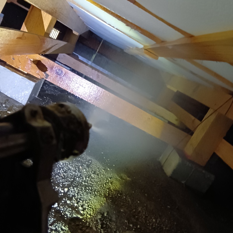 床下木材にシロアリ駆除剤を散布