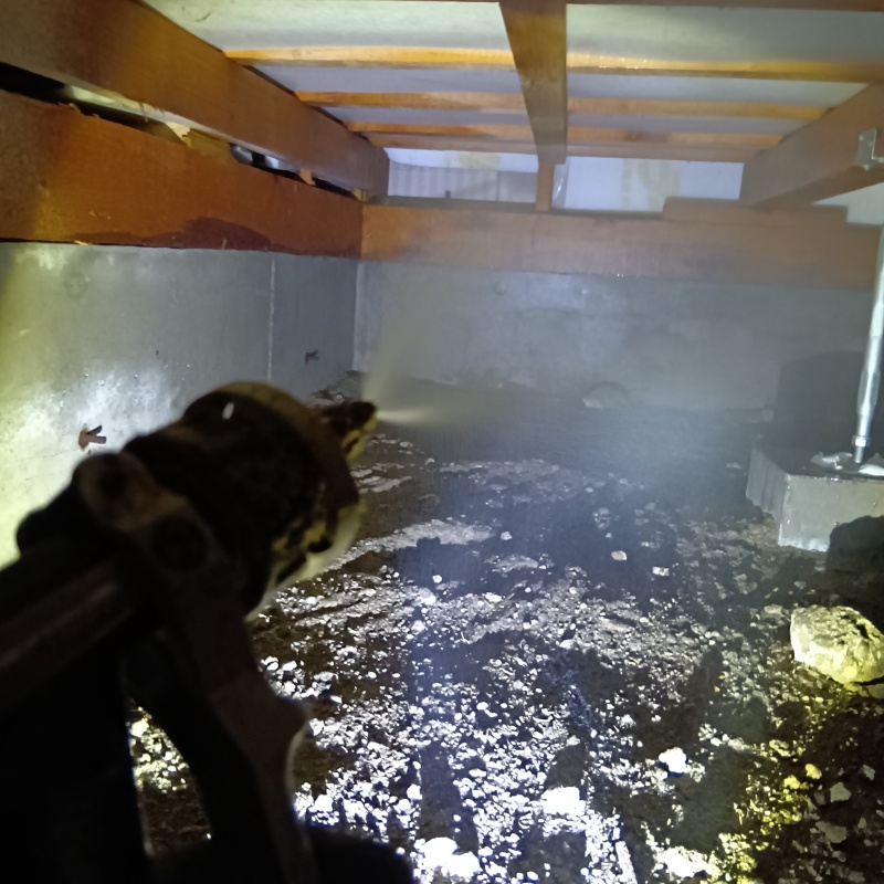 地面にシロアリ駆除剤を散布