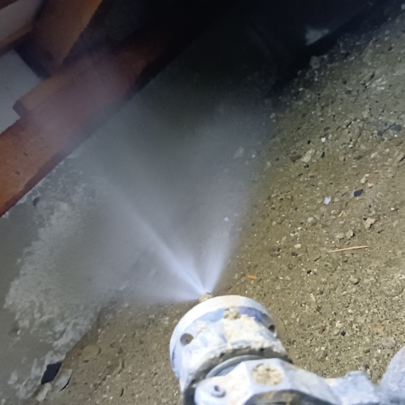 基礎にシロアリ駆除剤を散布