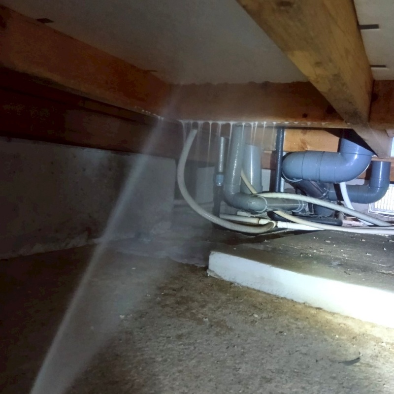 床下断熱材にシロアリ駆除剤を散布