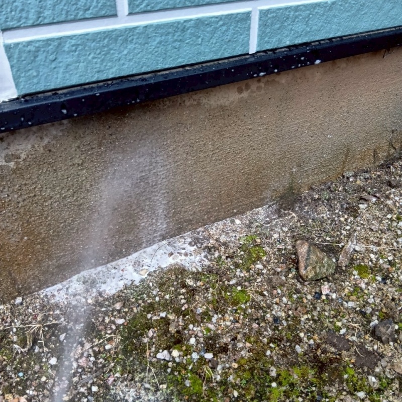 建物外周の土壌にシロアリ駆除剤を散布