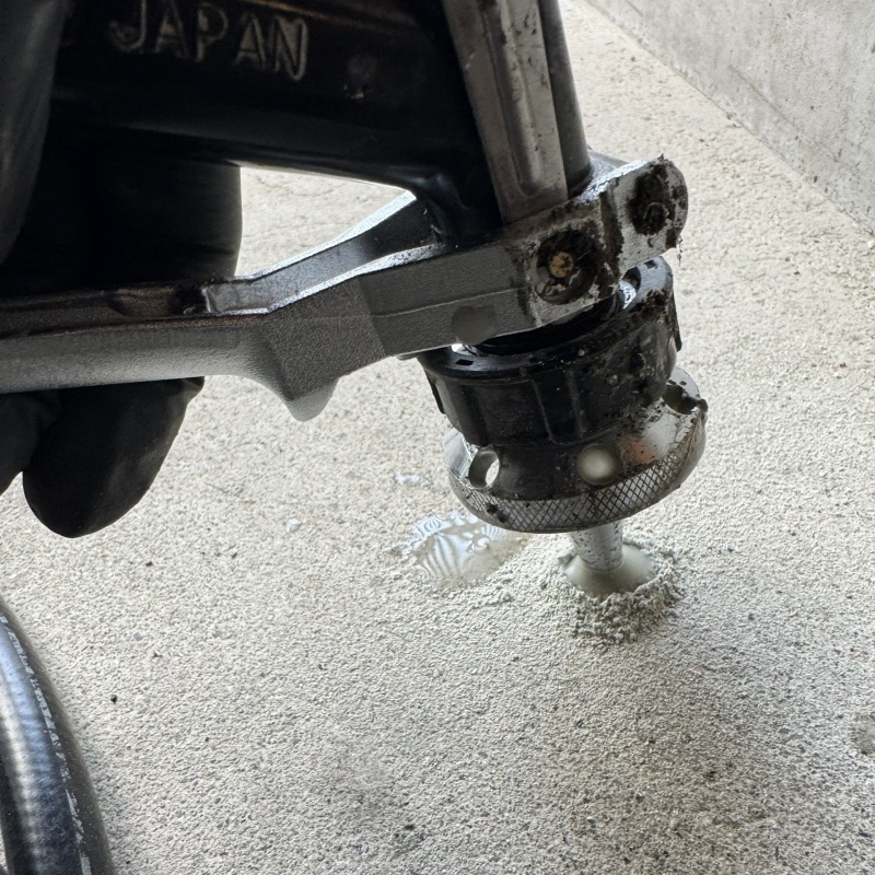 コンクリートに穴を開けてシロアリ駆除剤を注入