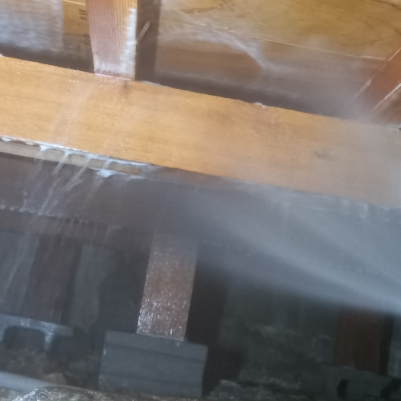 床下木材にシロアリ駆除剤を散布