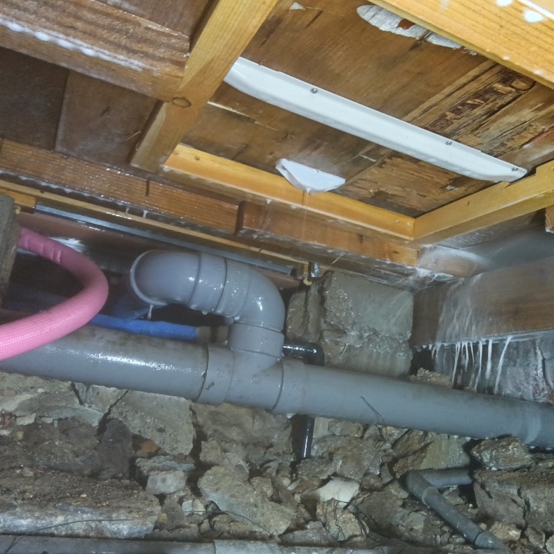 地面・基礎にシロアリ駆除剤を散布