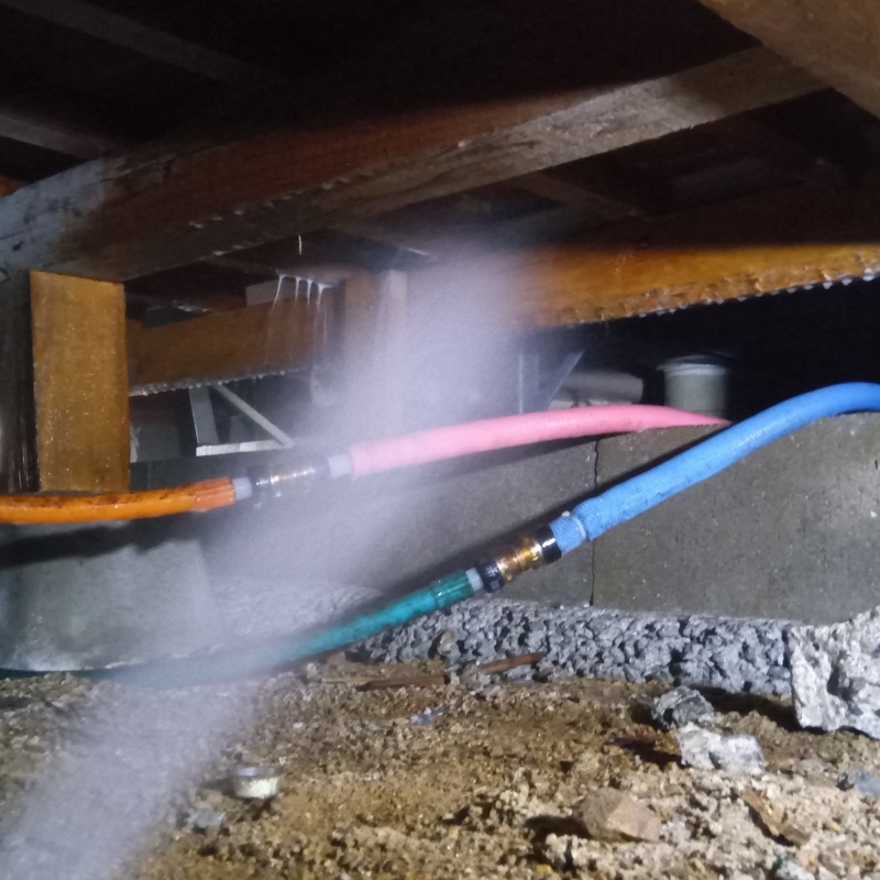 床下木材にシロアリ駆除剤を散布