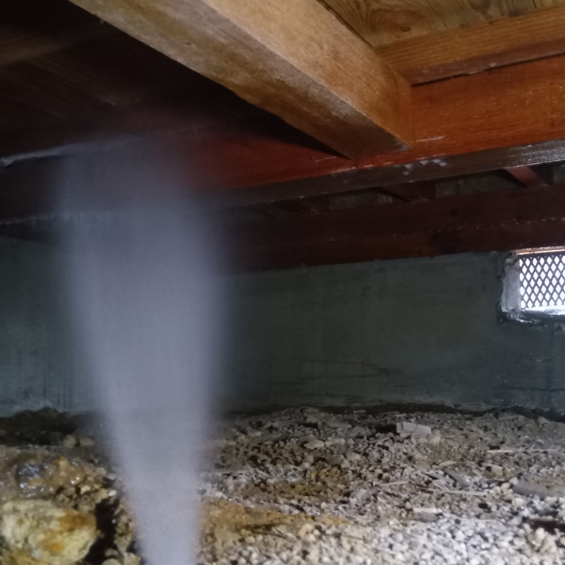 床下木材にシロアリ駆除剤を散布