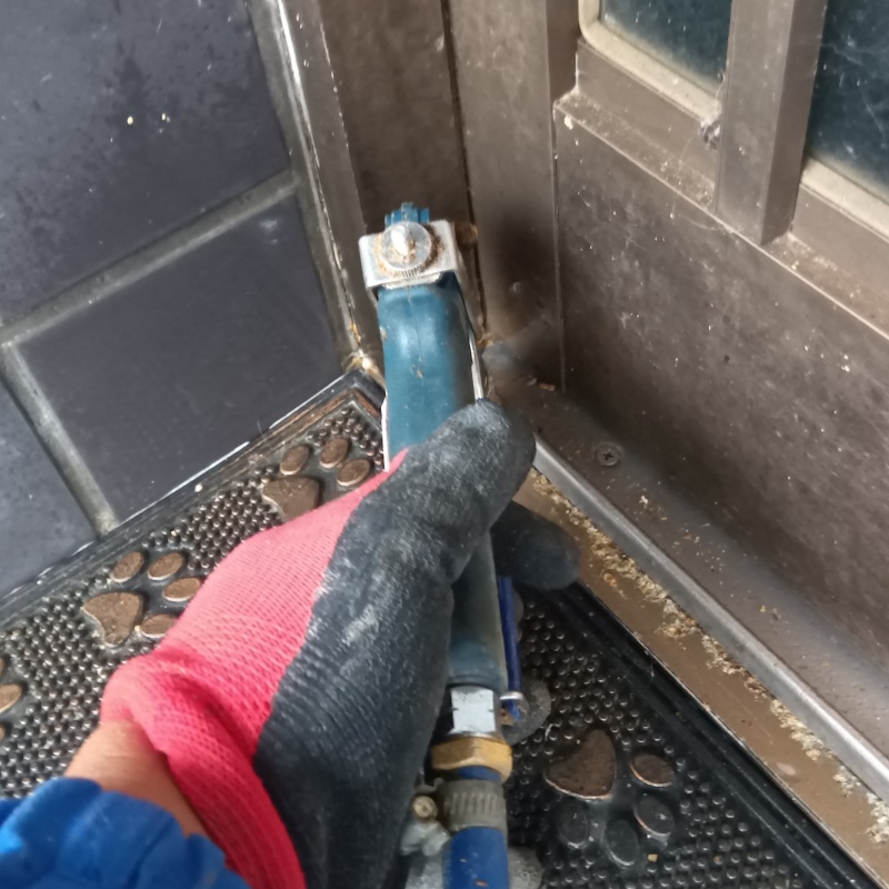 玄関床に穴を開けてシロアリ駆除剤を注入