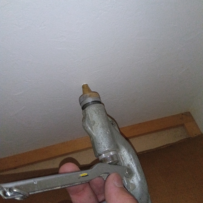 壁材に穴を開けて防蟻剤を注入