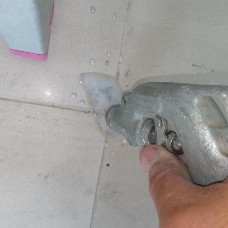 フローリングに穴を開けて防蟻剤を注入