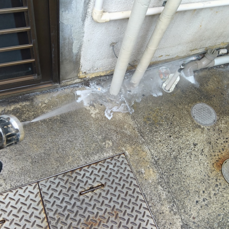 基礎まわりにシロアリ駆除剤を散布