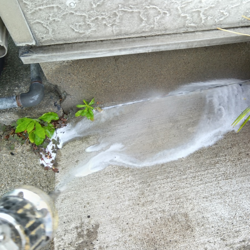 基礎まわりにシロアリ駆除剤を散布