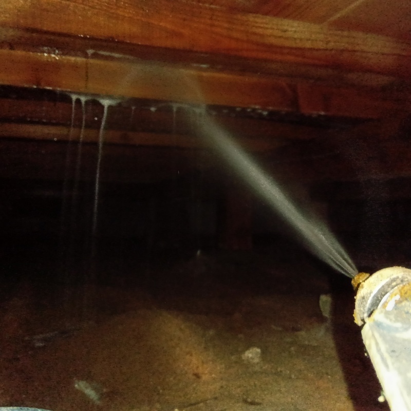 床下木材にシロアリ駆除剤を散布