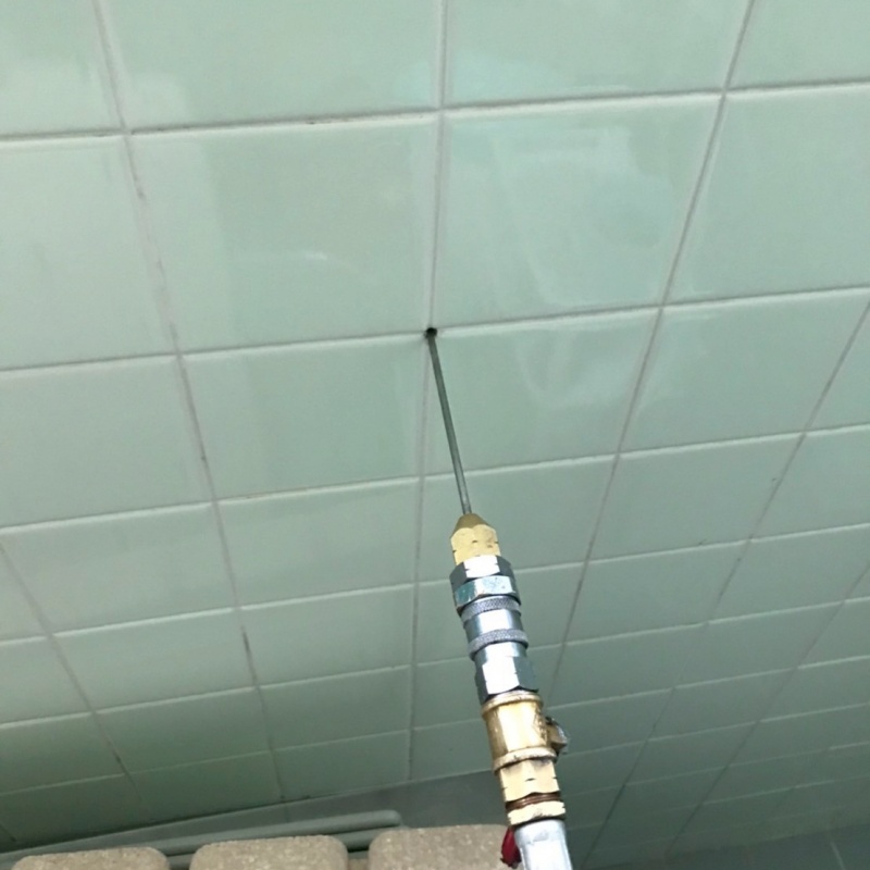 浴室壁に穴を開けてシロアリ駆除剤を注入