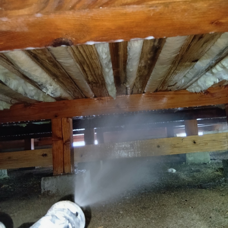 床下断熱材にシロアリ駆除剤を散布