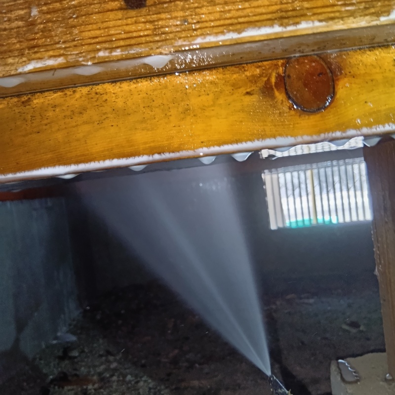 床下木材にシロアリ駆除剤を散布