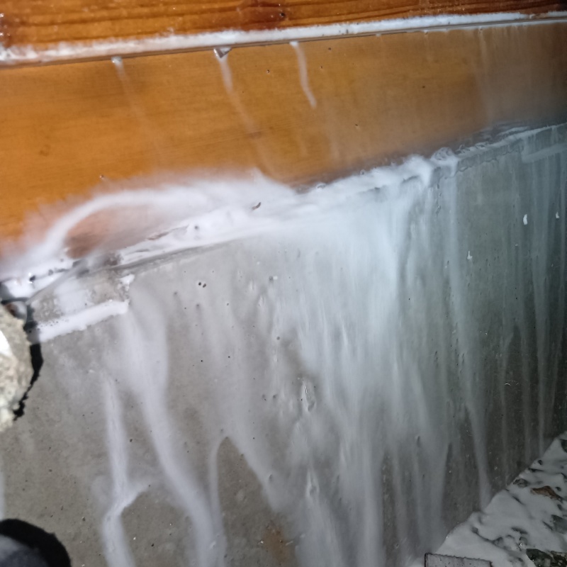 基礎にシロアリ駆除剤を散布