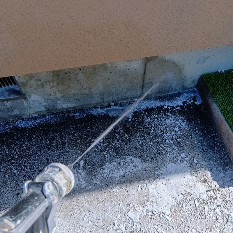 建物外周の土壌にシロアリ駆除剤を散布