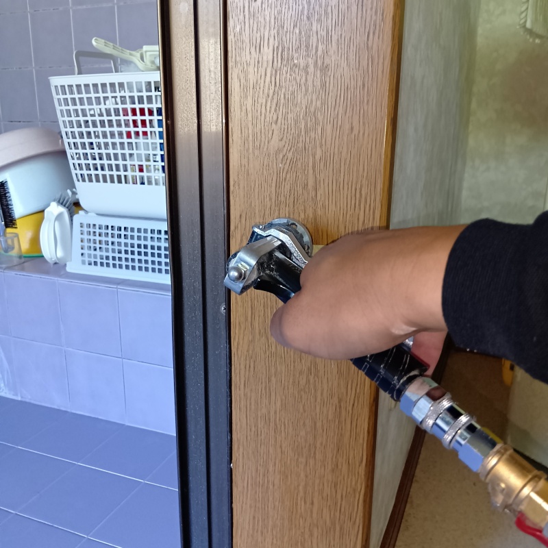 壁材に穴を開けてシロアリ駆除剤を注入