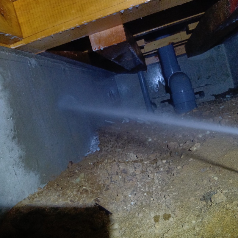 基礎にシロアリ駆除剤を散布