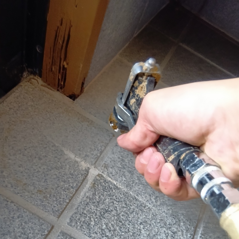 玄関床に穴を開けてシロアリ駆除剤を注入