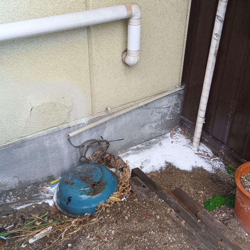 建物外周の土壌にシロアリ駆除剤を散布した様子