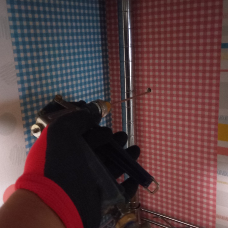 壁材に穴を開けてシロアリ駆除剤を注入