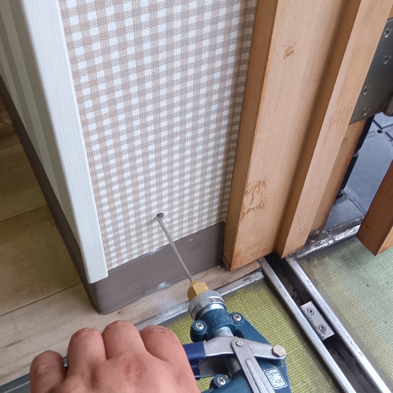 壁内部に直接シロアリ駆除剤を注入