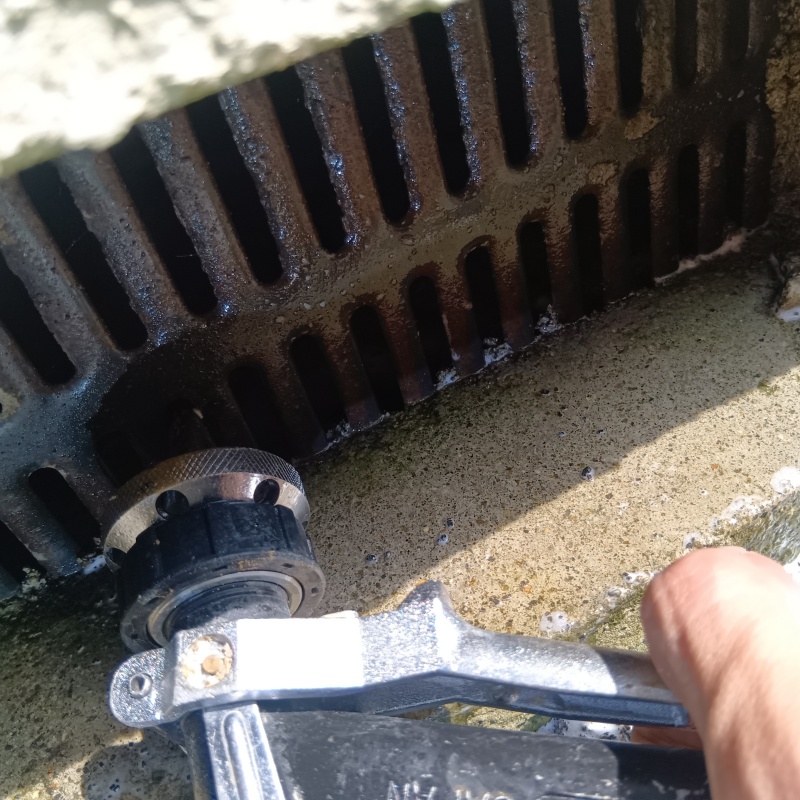 床下換気口まわりの土壌にシロアリ駆除剤を散布