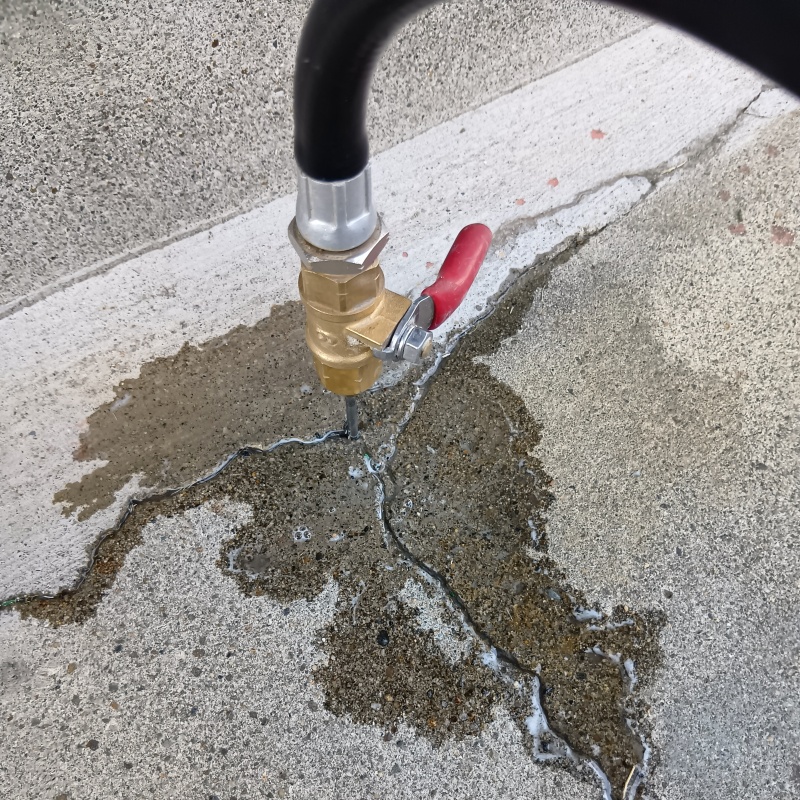 コンクリートに穴を開けてシロアリ駆除剤を注入