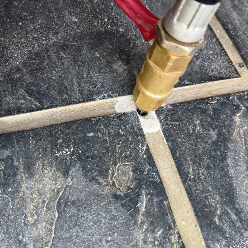 玄関床の目地からシロアリ駆除剤を注入