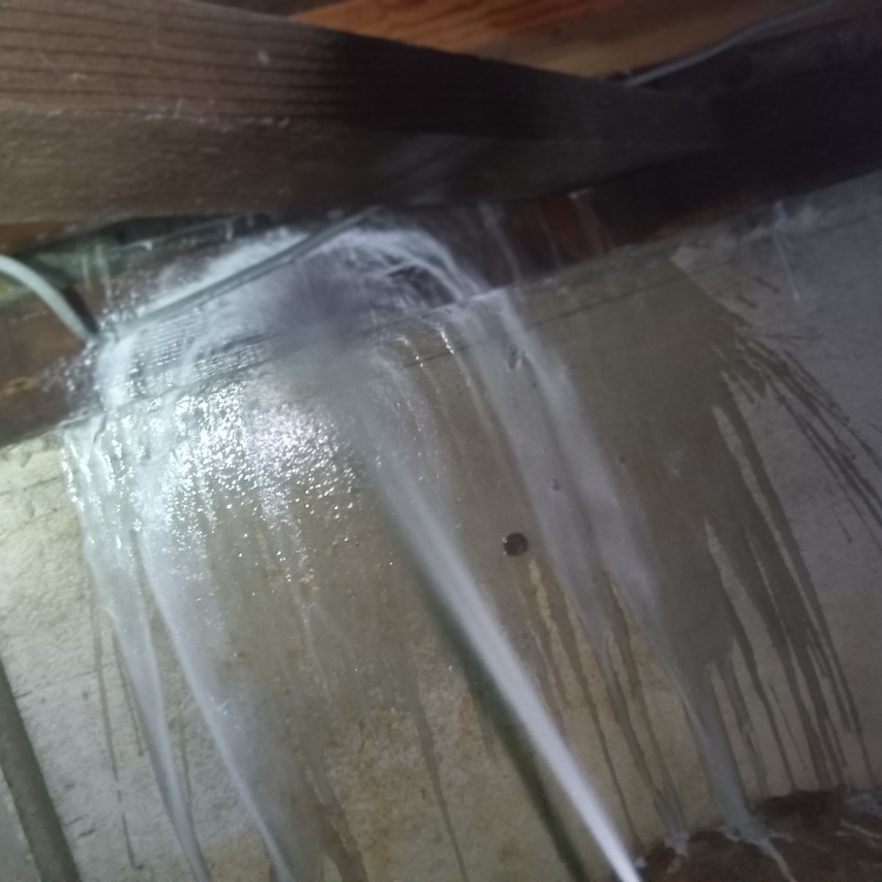 床下木材にシロアリ駆除剤を散布