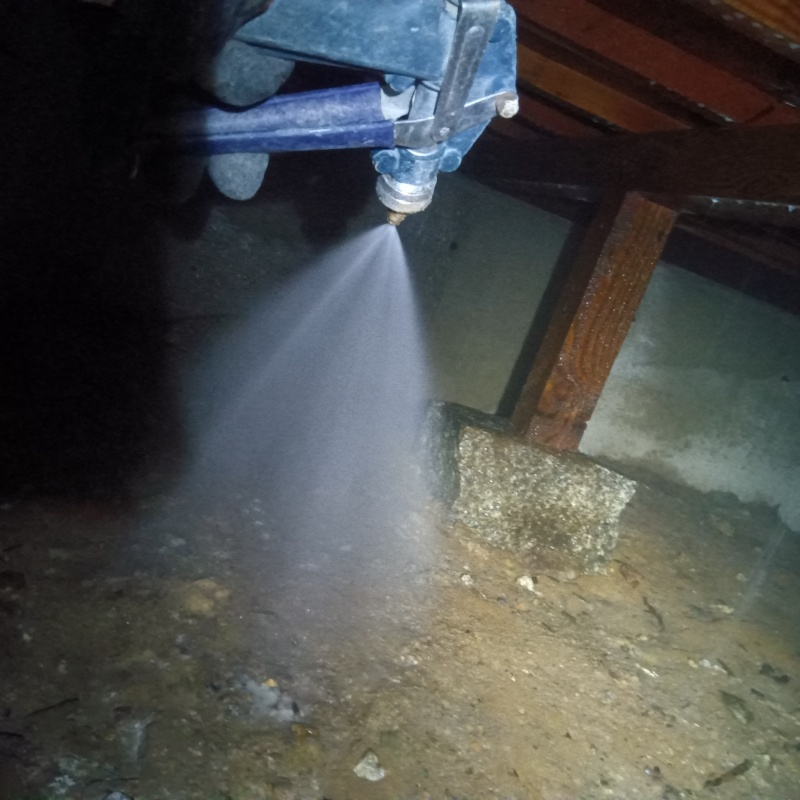 地面にシロアリ駆除剤を散布