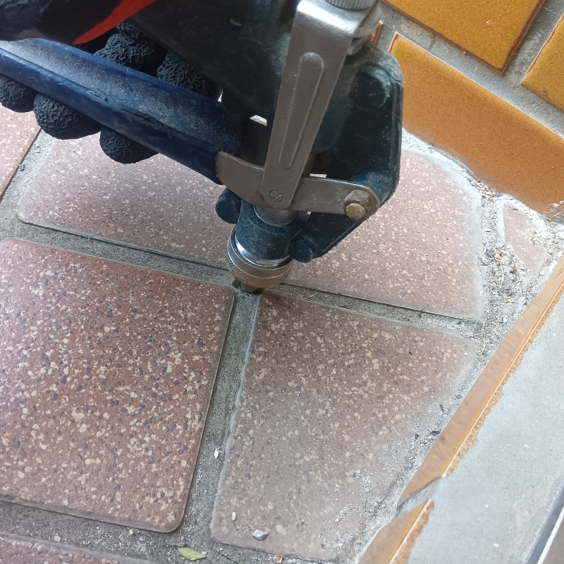 玄関床に穴を開けてシロアリ駆除剤を注入