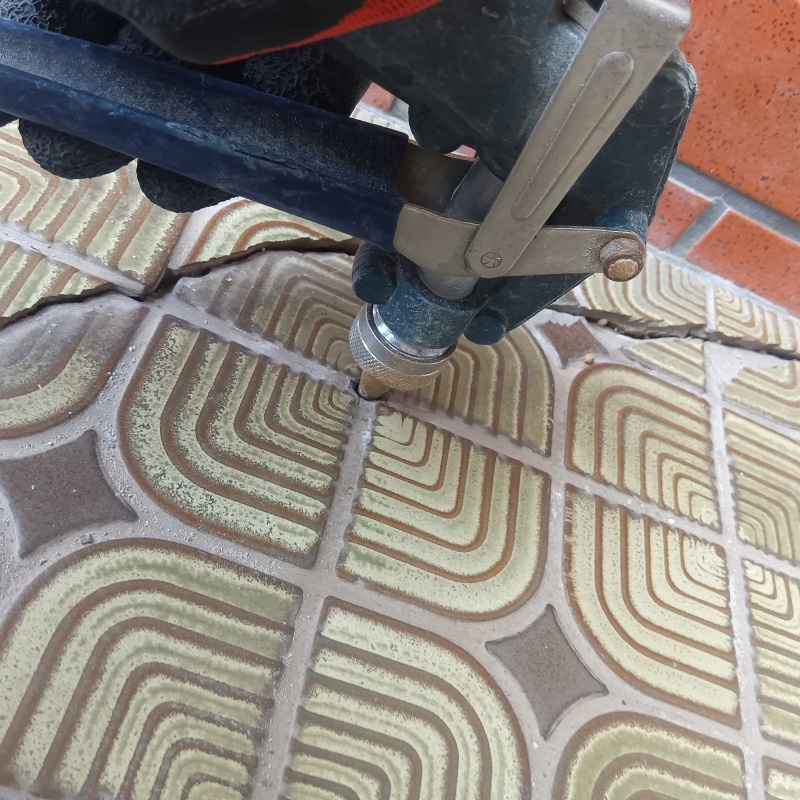 玄関床の目地からシロアリ駆除剤を注入